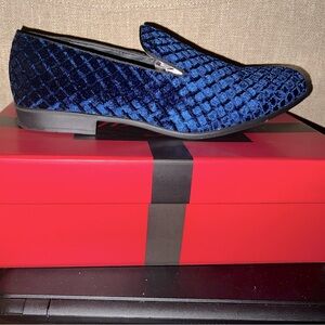 Blue dress shoes plush velvet with a quilt design.